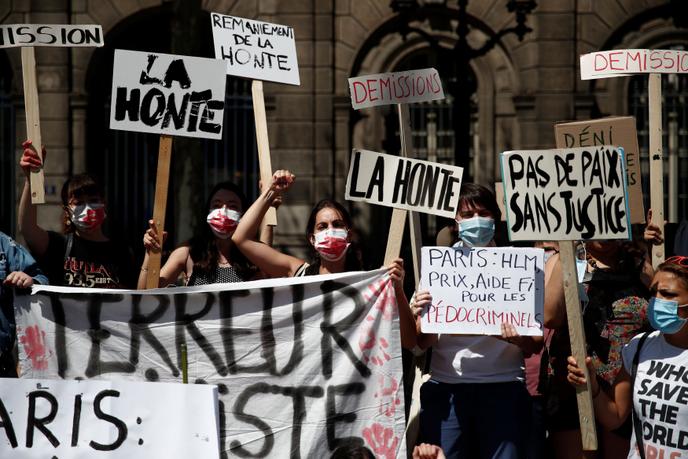 Manifestation de militantes féministes contre Gérard Darmanin et Gabriel Matzneff, devant la Mairie de Paris, le 23 juillet.