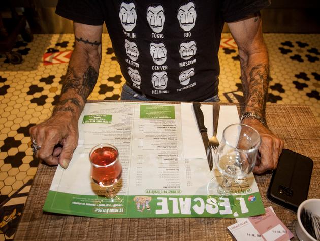 ’Escale se divise en deux parties. La brasserie, près du bar et le restaurant gastronomique, avec des pièces à part pour les mariages et les séminaires.