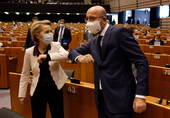 La présidente de la Commission européenne, Ursula von der Leyen, et le président du Conseil européen, Charles Michel, au Parlement européen, à Bruxelles, le 23 juillet.