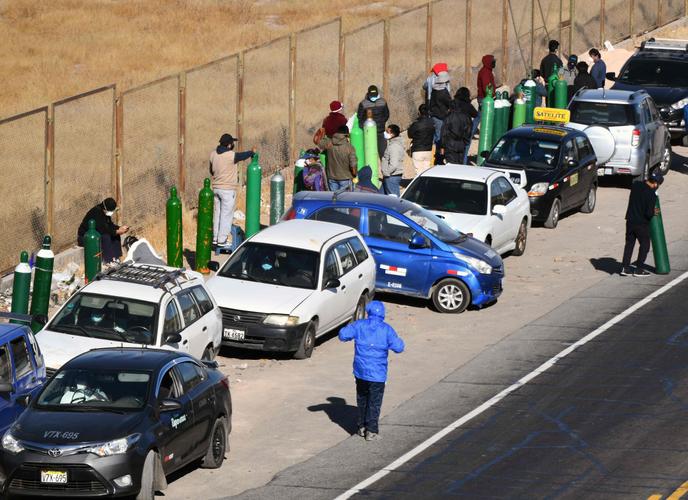 Des proches de patients atteints du Covid-19 font la queue pour recharger des bouteilles d’oxygène médical, dans la banlieue d’Arequipa, dans le sud du Pérou, le 23 juillet 2020.