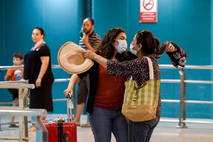 Une passagère venue de France, à l’aéroport de Tunis-Carthage, le 27 juin