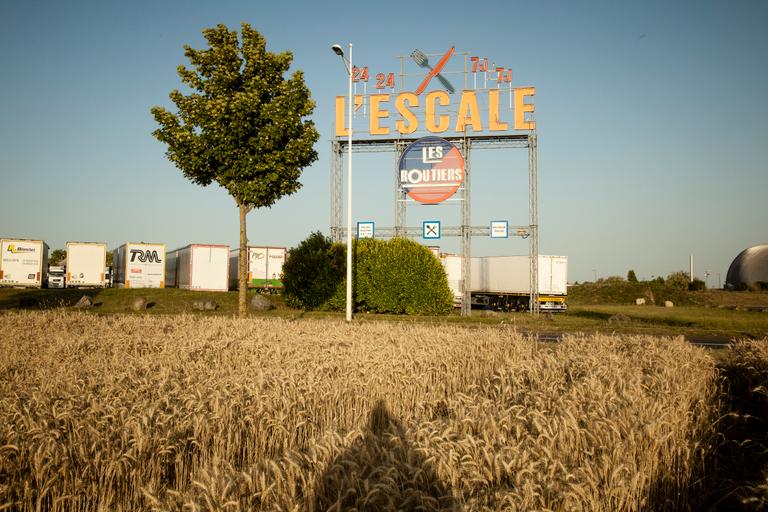 CLAUDE PAUQUET / VU POUR LE MONDE Reportage au restaurant L’Escale de Déols dans l’Indre, le plus grand restaurant de routiers de France, le 9 juillet 2020.
Photos Claude Pauquet/VU’ pour Le Monde.
Vue extérieures du restaurant, depuis la route ou depuis le parking.