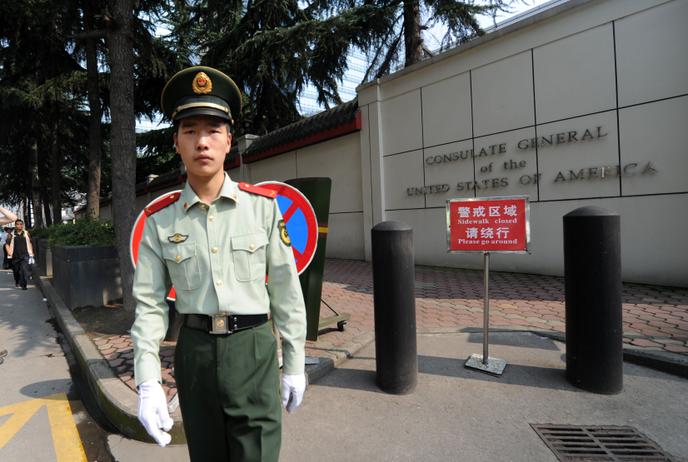 Devant le consulat des Etats-Unis à Chengdu, en Chine, en 2012.