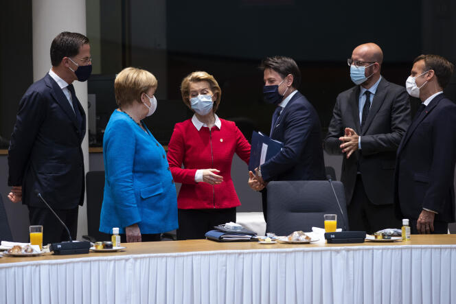 Mark Rutte, Angela Merkel, Ursula von der Leyen, Giuseppe Conte, Charles Michel et Emmanuel Macron, à Bruxelles, le 18 juillet.