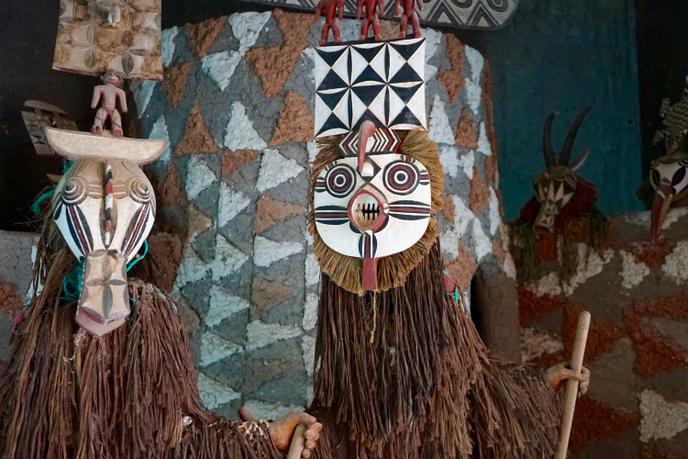 Masques Gourounsi dans le Musée de Manega, village situé à une cinquantaine de kilomètres de Ouagadougou.