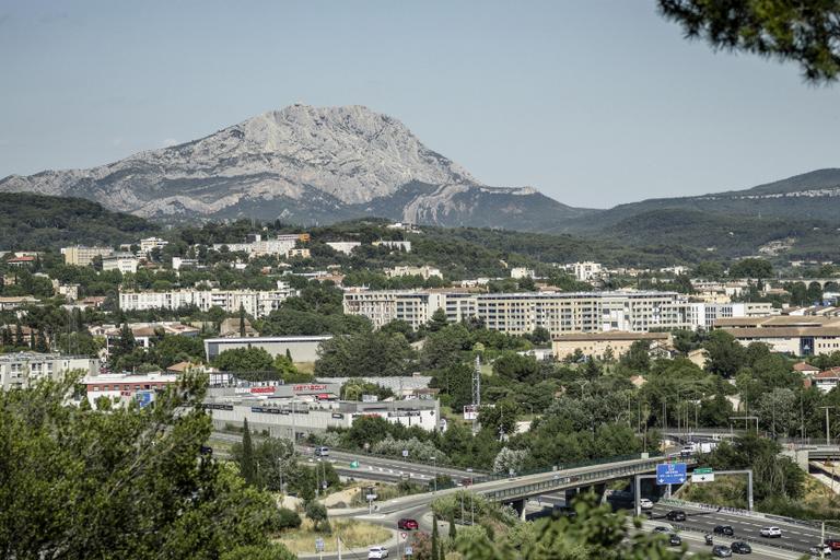 Sur La Montagne Sainte Victoire Paul Cezanne Au Sommet