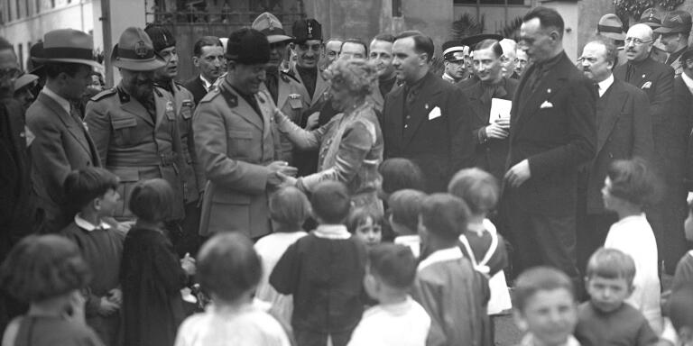 Benito Mussolini rencontre la directrice d'une école Montessori, à Milan, en mai 1930