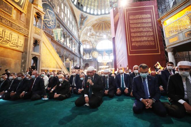 Le président Erdogan pendant une prière dans la basilique Saint-Sophie, devenue récemment mosquée, à Istanbul, le 24 juillet 2020.