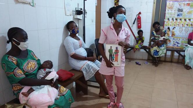 Une sage-femme parle de planification familiale dans un centre de santé d’Assahoun (Togo)
