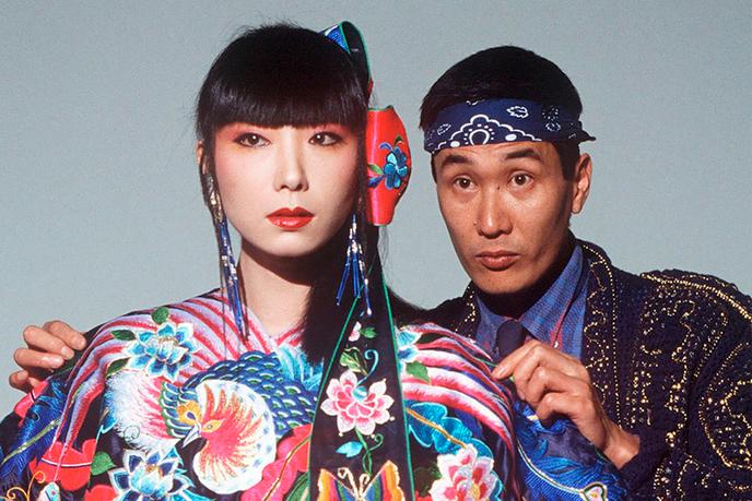 Kansai Yamamoto en 1982, accompagné de la mannequin Sayoko Yamaguchi.