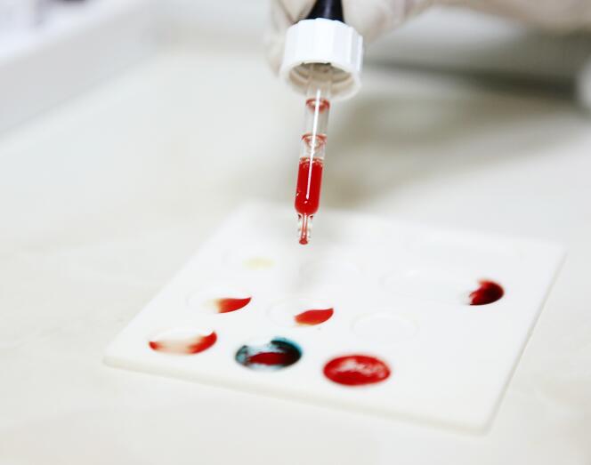 Prélèvement sanguin en vue d’une analyse ADN.