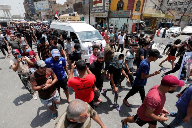 Des Irakiens assistent aux funérailles d’un manifestant, tué dimanche 26 juillet lors d’un rassemblement antigouvernemental, place Tahrir, à Bagdad, en Irak, le 27 juillet 2020.