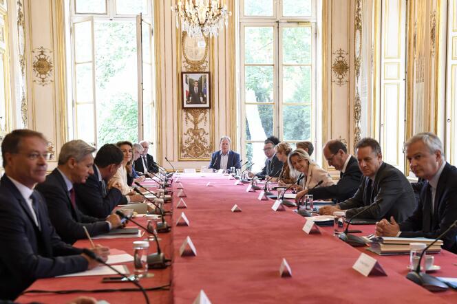 Rencontre entre ministres et partenaires sociaux, à Matignon, le 17 juillet.