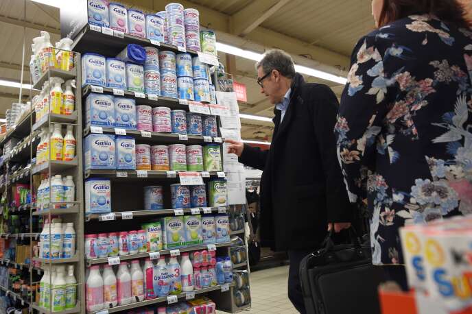Membre de la DGCCRF, lors d'un audit, dans un supermarché, à Orléans, en janvier 2018.