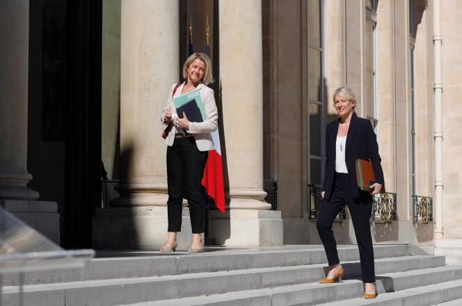 La ministre de la transition écologique, Barbara Pompili (à gauche), arrive à l’Elysée, à Paris, le 27 juillet.