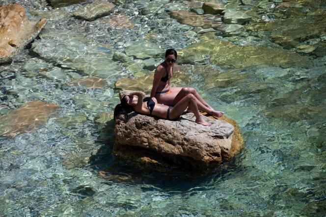Women enjoying the heat wave at the Mauvais-Pas cove, in Marseille, on July 27, 2020.