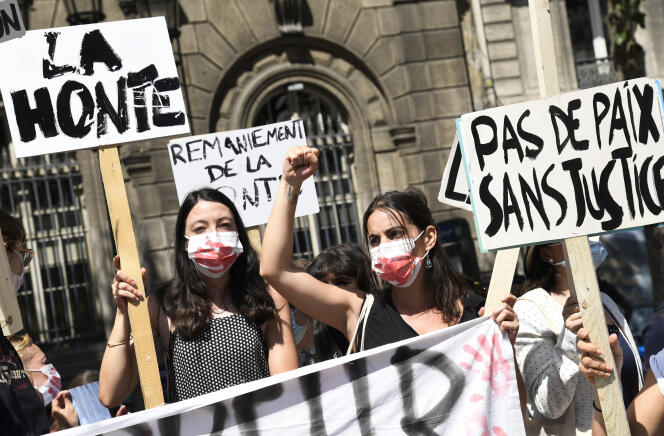 Manifestation devant la mairie de Paris à l’appel du collectif Nous toutes et d’Europe Ecologie-Les Verts, le 23 juillet.