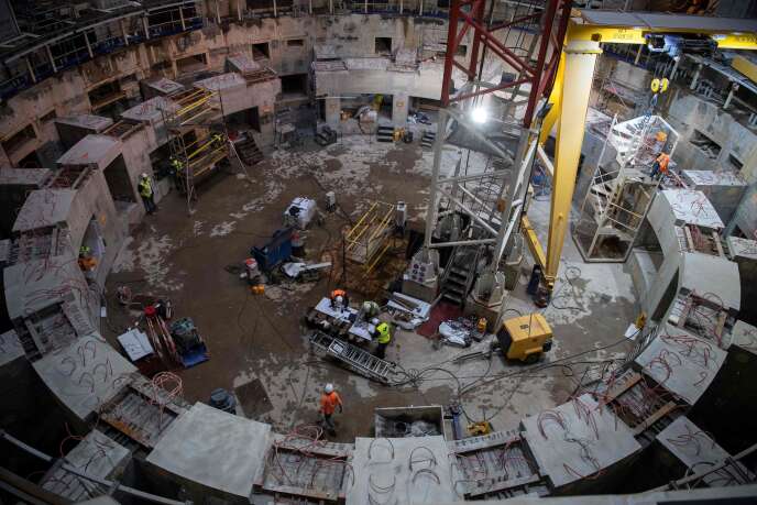 Des employés travaillent à l’intérieur du chantier de construction d’ITER (International thermonuclear experimental reactor),  le 10 octobre 2018.