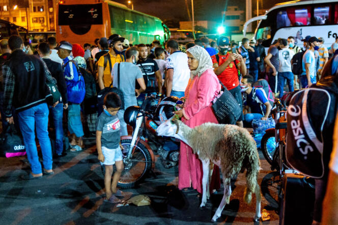 Des Marocains rassemblés à une gare routière de Casablanca, le 26 juillet 2020, pour quitter la ville avant que les autorités n’imposent des restrictions de voyage.
