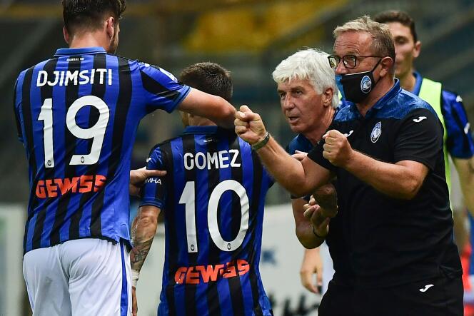L’entraîneur de l’Atalanta, Gian Piero Gasperini (cheveux blancs), donne des consignes à ses joueurs lors d’un match de Serie A contre Parme, le 28 juillet 2020.