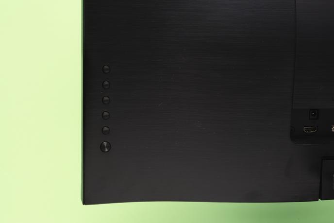 Les commandes au dos du VX2485-MHU ne sont pas très agréables à utiliser, mais vous n’aurez pas à vous en servir souvent une fois l’écran réglé selon vos souhaits.