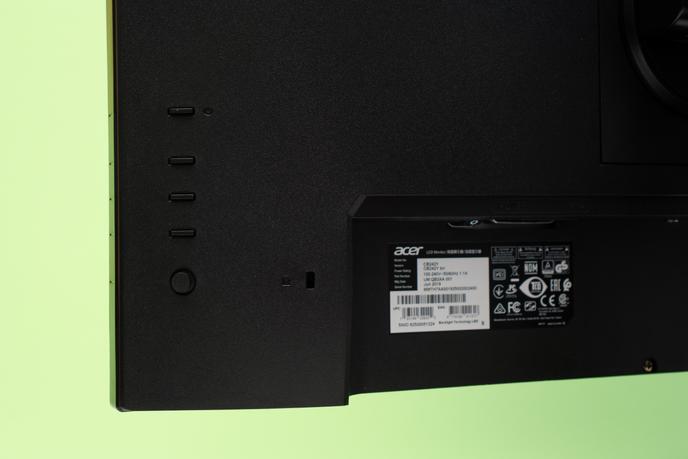 Les commandes au dos du CB242Y sont quelque peu difficiles à utiliser, mais elles permettent de le régler.