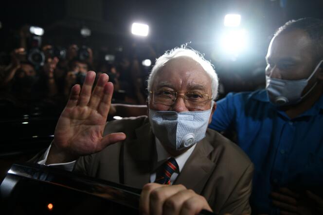 « Ce n’est pas la fin du monde », a déclaré Najib Razak devant ses partisans au sortir du tribunal. « Je suis innocent ! », a-t-il répété.