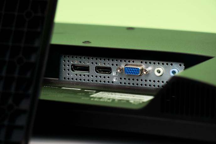 Les prises HDMI, DisplayPort et VGA seront pratiques si vous comptez brancher plusieurs sources à votre moniteur.