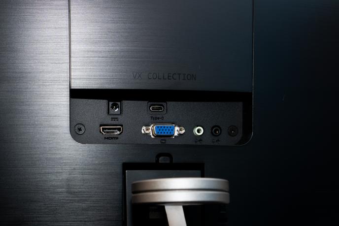 Le VX2485-MHU dispose des classiques HDMI et VGA, mais le port USB-C le distingue de la concurrence.