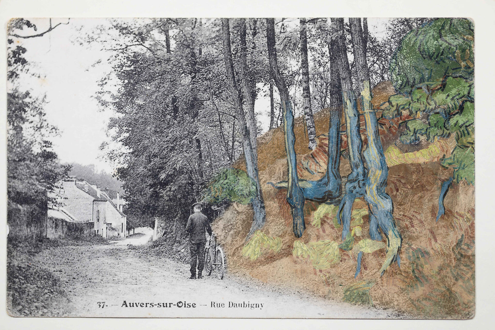 Montage réalisé avec la carte postale (rue Daubigny, Auvers-sur-Oise, vers 1900-1910) et le tableau « Racines d’arbres » de Van Gogh.