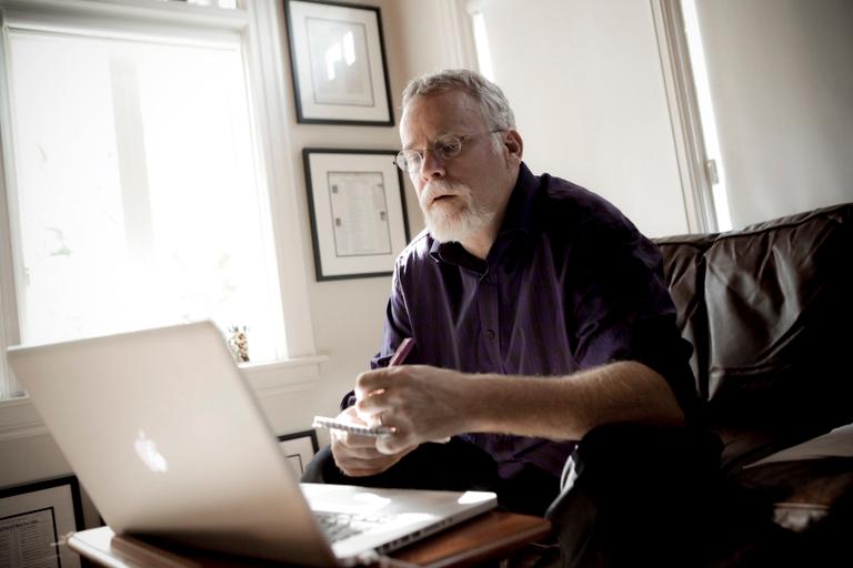 EDWARD LINSMIER / ZUMA-REA Michael Connelly, ecrivain americain, auteur de romans policiers.
Chez lui a Tampa, devant son micro ordinateur *** Local Caption *** Jan. 12, 2012 - Tampa, Florida, U.S. - Author MICHAEL CONNELLY photographed at his Tampa, Florida home. Connelly is an American author of detective novels and other crime fiction, notably those featuring LAPD Detective Hieronymus 'Harry' Bosch and criminal defense attorney Mickey Haller. His books, which have been translated into 36 languages, have garnered him many awards.