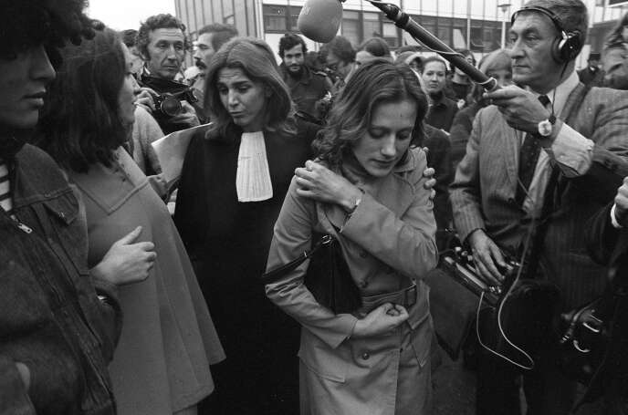 Gisèle Halimi et Marie-Claire Chevalier, accompagnées par des militantes et sympathisantes du MLF, pendant le procès de Bobigny, en 1972.