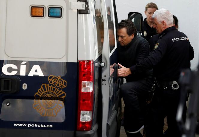 Emilio Lozoya, escorté par la police espagnole, après une audience au tribunal de Marbella, en février 2020.
