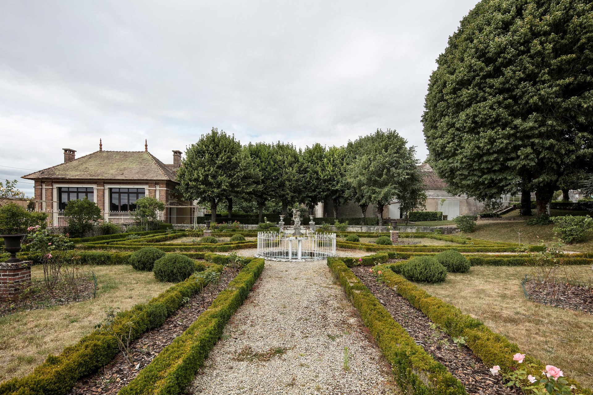Jardin à la française qui se trouvait devant le domaine du Bois-des-Fossés, où vécut Pierre Samuel du Pont de Nemours, dans le village de Chevannes (Loiret). La maison se trouvait à l'emplacement du groupe d'arbres.