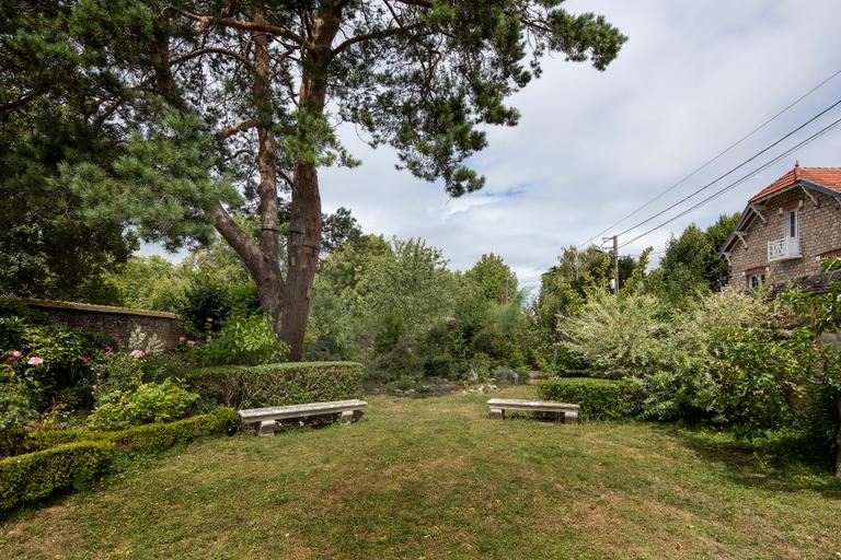PATRICK TOURNEBOEUF / TENDANCE FLOUE POUR «LE MONDE» Sur les traces de la famille Dupont de Nemours.
Le banc où Pierre-Samuel du Pont de Nemours fit la demande en mariage à sa première épouse, Charlotte le Dée de Rencourt.
Jardin de l'Hôtel particulier du XVIIIe siècle du tuteur de Charlotte le Dée de Rencourt.
90, rue de Paris. Nemours (77)
Pierre-Samuel Du Pont De Nemours.
Économiste, homme politique, philosophe, diplomate, journaliste et entrepreneur.
Il émigre à Wilmington aux États-Unis en 1800 où son fils, Eleuthère fond la célèbre entreprise: