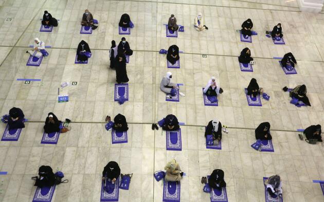 Le premier groupe de femmes en pèlerinage à La Mecque prie dans la Grande Mosquée au début du hadj, le 29 juillet.