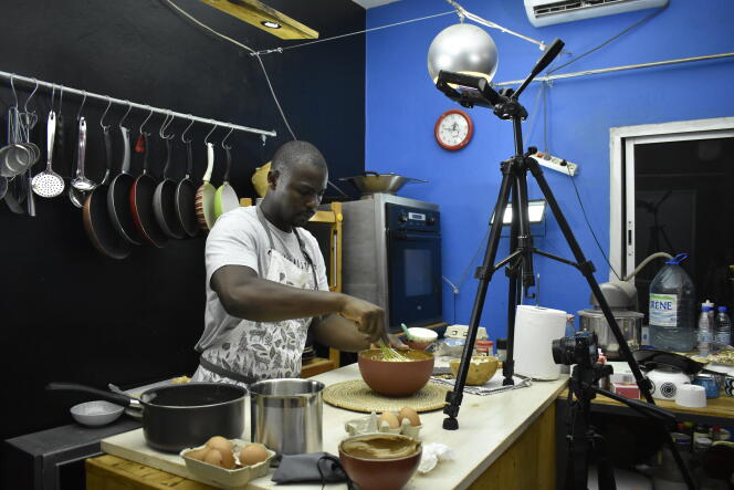 Le cuisinier youtubeur Ibrahima Ndoye dans sa cuisine-studio de tournage à Dakar, le 15 juillet 2020.
