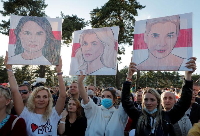 Des femmes tiennent des portraits de Svetlana Tsikhanovskaïa, Veronika Tsepkalo et Maria Kolesnikova, opposantes au président biélorusse, à Borisov, le 23 juillet.