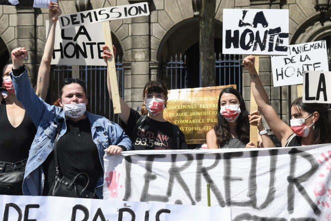 Manifestation organisée par le mouvement féministe « Nous Toutes », devant la mairie de Paris, le 23 juillet.