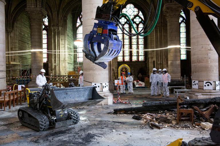 FRANCE. Paris. A l’intérieur de la cathédrale, le 9 juillet 2019. Avant la reconstruction, les priorités du chantier sont au déblayage et à la sécurisation des infrastructures. - 9 July 2019. Charred wood in the Nave of Notre-Dame two months after the fire. Before the reconstruction process of the Cathedral can start, the main priorities consist of disposing the rubble and securitize the infrastructure to avoid any further collapse.