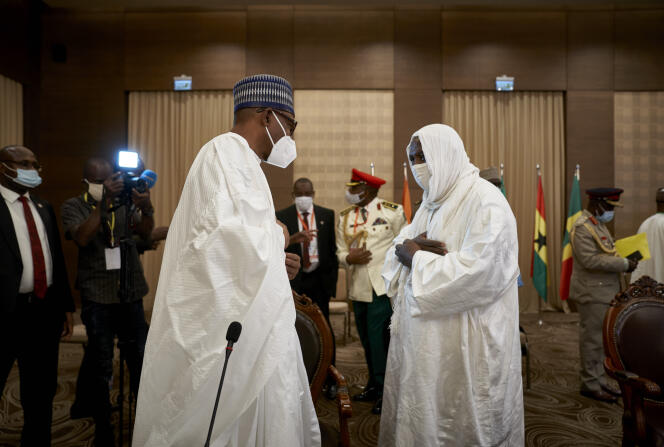Le président nigérian, Muhammadu Buhari, qui représente l’organisation régionale de la Cédéao, avec le chef de la coalition de l’opposition au président Keïta, l’imam Mahmoud Dicko, à Bamako, le 23 juillet 2020.