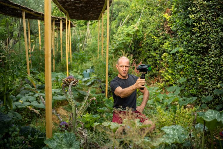 LIGNAN SUR ORB, FRANCE. JUILLET 2020. Olivier Puech est jardinier. Il anime la chaîne Youtube 