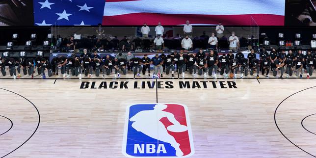 Basket : les joueurs genou à terre contre le racisme pour la reprise de la NBA