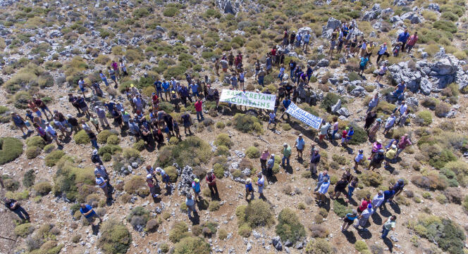 Manifestation contre le projet d’installation d’éoliennes à Sitanos, à l’est de la Crète, le 5 juillet.
