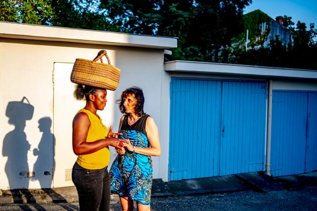 Béatrice Le Floch-Meunier et Mifta Keita, une Guinéenne qu’elle accueille, à Toulouse, le 27 juillet.