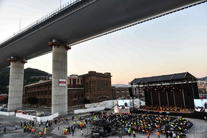 Un concert se déroule sous le nouveau pont en présence des ouvriers du chantier et de leur famille, à Gênes, le 27 juillet.