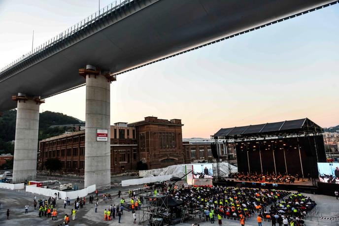 Un concert se déroule sous le nouveau pont en présence des ouvriers du chantier et de leur famille, à Gênes, le 27 juillet.