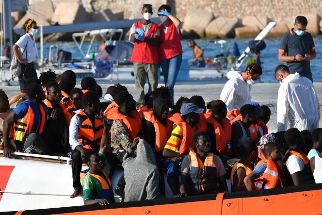 Migranten uit Libië staan ​​op het punt om van boord te gaan op het Italiaanse eiland Lampedusa, 31 juli 2020.