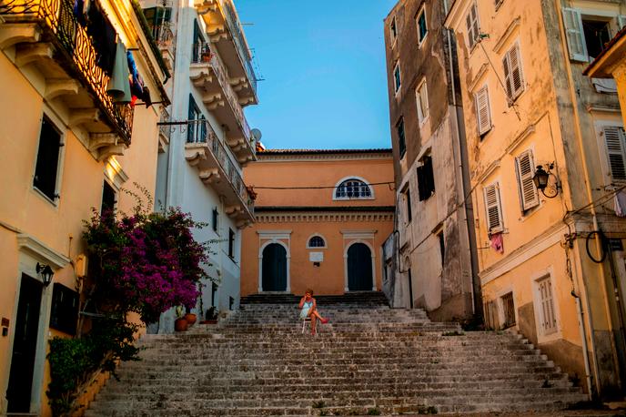Une femme dans les rues de la vieille ville de Corfu, le 30 juin, alors que l’île accueille ses premiers touristes après le confinement imposé pour lutter contre l’épidémie liée au coronavirus.