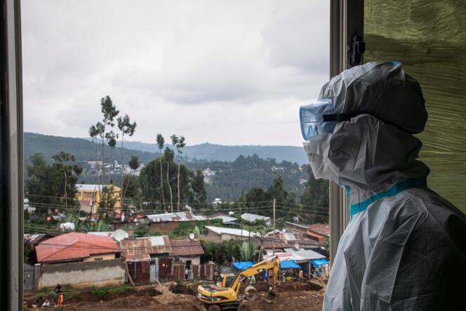 Un médecin en équipement de protection prend l’air après avoir traité des patients infectés par le Covid-19 dans l’unité de soins intensifs de l’hôpital Saint Petros à Addis-Abeba, le 17 juillet 2020.